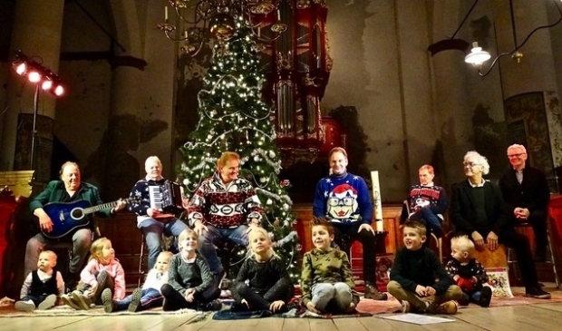 <p>The Cats Aglow en hun kleinkinderen zingen All that we want is a Christmas for you.</p>