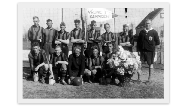 <p>Vrone 1, kampioen 1942. v.l.n.r.: Jaap Groen, Henk Wiedijk, Cor Hoogland, Siem Zeegers, Kees Groen, Jannes Kuiper, Klaas Kliffen en de scheidsrechter. Gehurkt v.l.n.r.: v.d. Tak, Cees Groen, Dirk Koning, Cor Groen en Niek Wiedijk.</p>