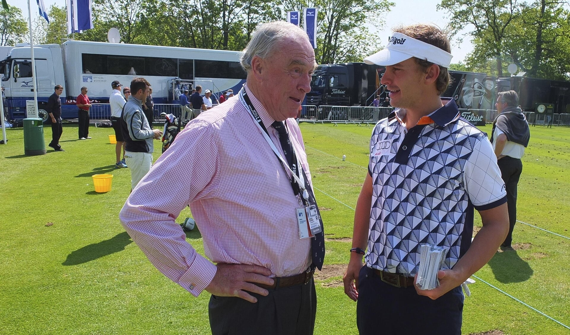 2012: Robbie van Erven Dorens tijdens het BMW Championship in gesprek met een jonge Joost Luiten.