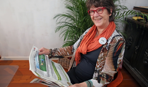 <p>Trudi Jeninga vindt het heerlijk om de krant te lezen.</p>