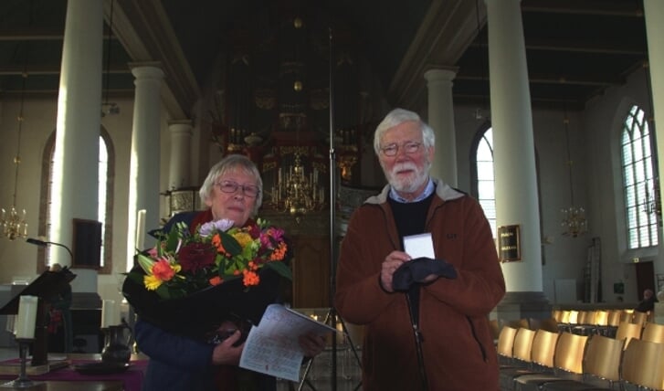 Aad en Nel Zoutendijk met achter hen het Van Pethegem Orgel. Foto Frans Assenberg.