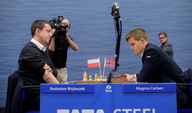 <p>Radoslaw Wojtaszek (links) in zijn partij tegen wereldkampioen Magnus Carlsen in de derde ronde van het Tata Steel Chess Tournament 2015. Wojtaszek won.</p>