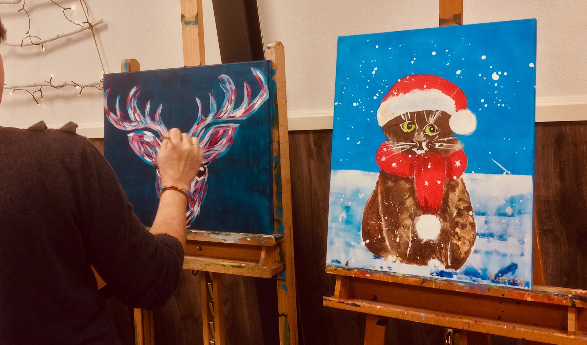 Tijdens de workshop schilderen wordt het thema kerst uitgewerkt.