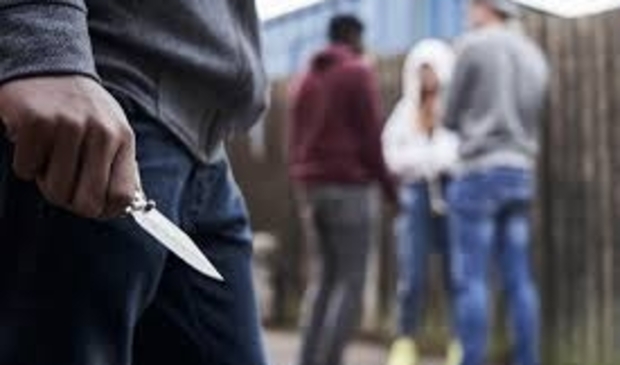 <p>De politie, het Openbaar Ministerie en gemeenten werken samen aan de actie met de slogan ‘Drop je knife en doe wat met je life’. </p>