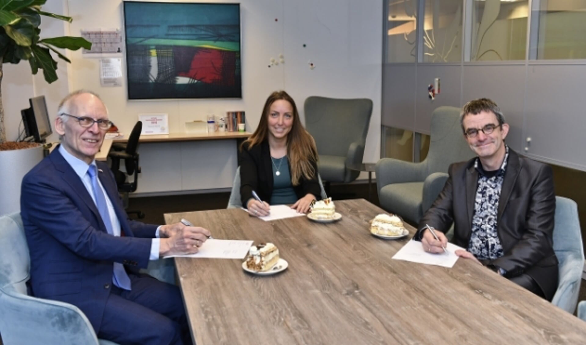 Huibert van Eijsden, wethouder Larissa Bentvelzen en Davo van Peursen