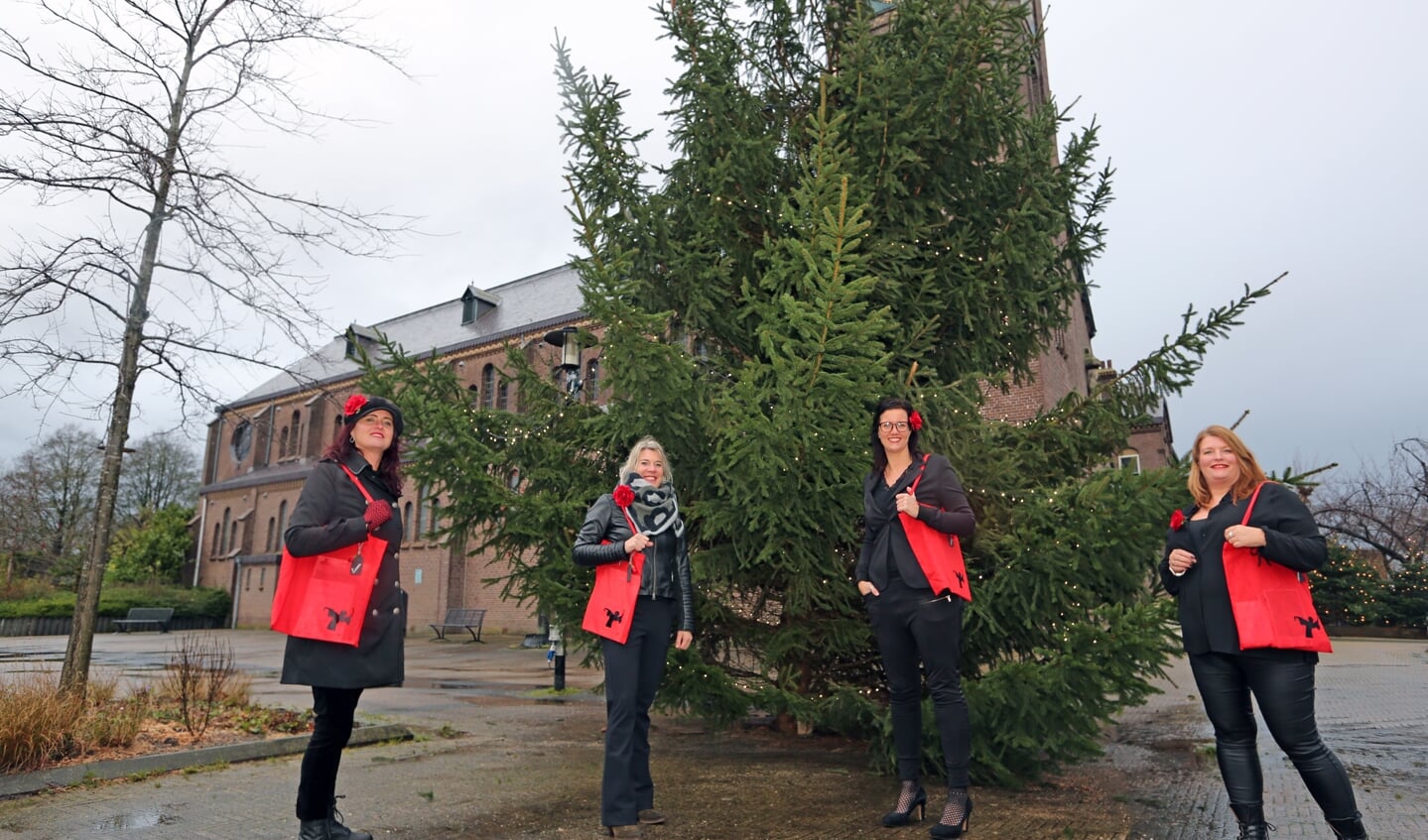Vlnr. Liane Borst, Marlou Zuurbier, Linda Neeft en Arianne Moraal van Esposa hopen dat de kerstboom vol met wensen komt te hangen.