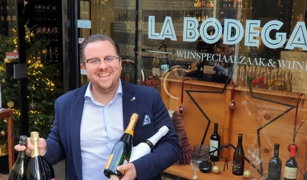 <p>Bij wijnhandelaar Dennis van Veen (33) in Alphen worden de champagnes goed verkocht. FOTO: La Bodega 87&nbsp;</p> 