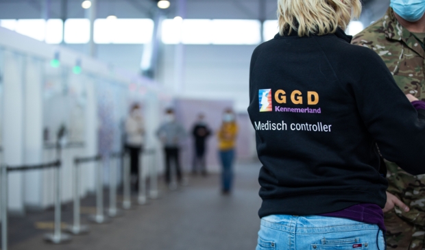 <p>De eerste vaccinaties in onze regio zullen vrijdag plaatsvinden bij de XL-teststraat op Schiphol.</p>