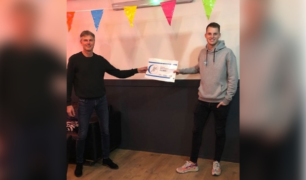 <p>Ton Verberne van Tennis Padel Club Heiloo kwam de cheque persoonlijk overhandigen aan Maarten van der Molen. </p>