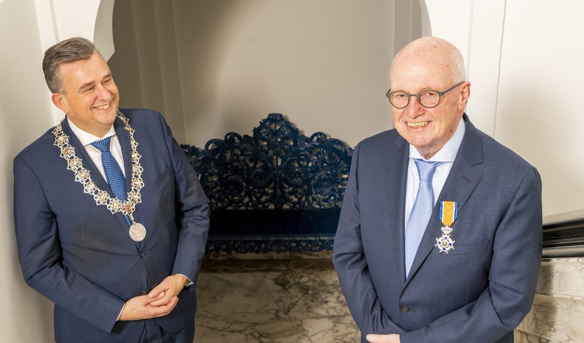 Jan Boots ontvangt koninklijke onderscheiding uit handen van burgemeester Emile Roemer.