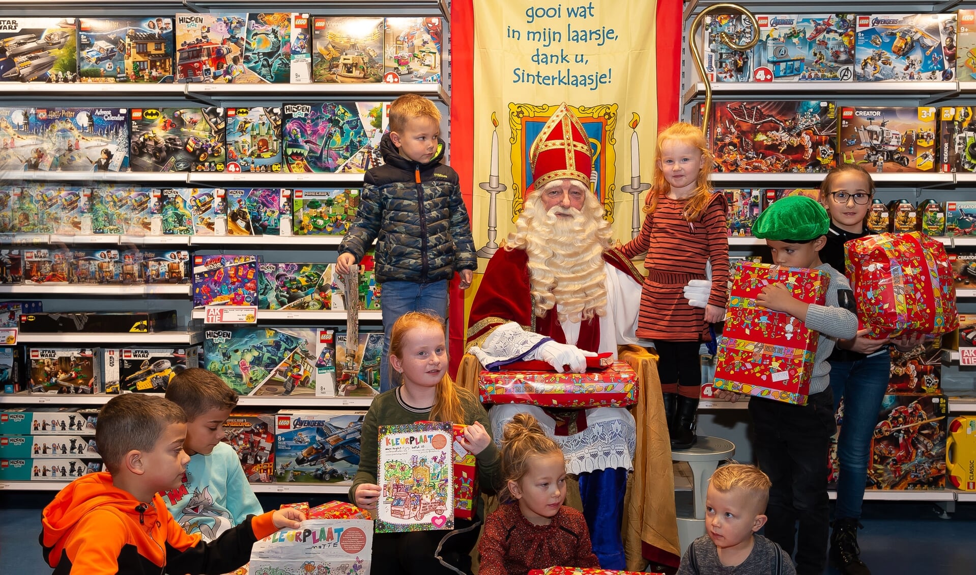 Sinterklaas temidden van alle winnaartjes en hun prijzen.