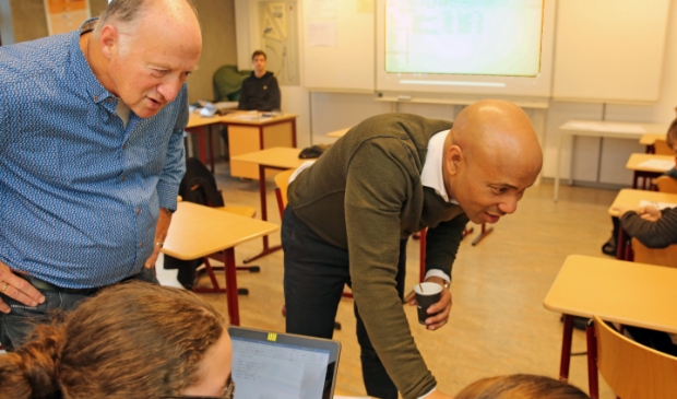 TV-presentator Humberto Tan en docent Jack Keijzer in gesprek met scholieren.