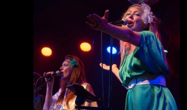 <p>Beatrice en Vera van der Poel kruipen in de huid van Agneta en Anni-Frid.</p>