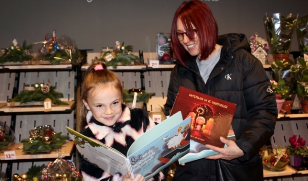 Lynn (10) en haar moeder Adrienne Kempkes zijn blij met de Sinterklaasboeken, geschreven door BN'ers. FOTO: Morvenna Goudkade