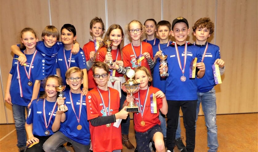 De drie teams die vanuit deze regio deelnamen, hier gefotografeerd na afloop van het Purmerends kampioenschap. Links Nieuwe Wereld 3, midden OBS Middelie en rechts Nieuwe wereld 2.