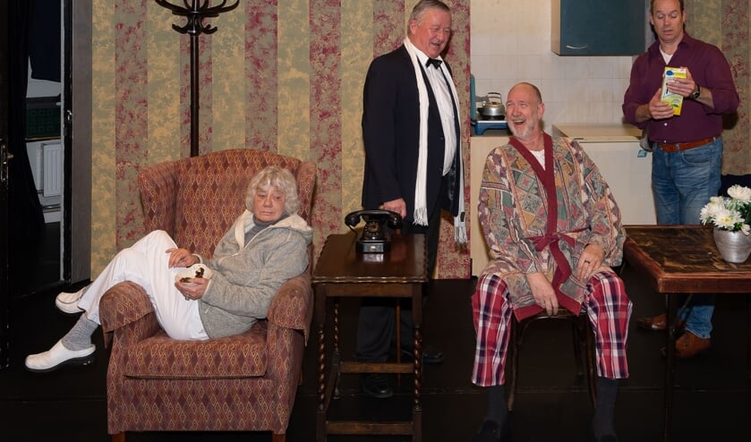 André Tiepel (tweede van rechts) als middelpunt in The Sunshine Boys. Corry Busio, Cees Wingelaar en Michel Bart zijn de andere acteurs.