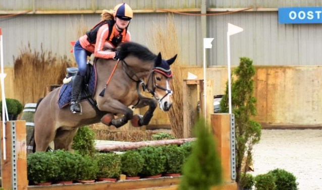 Indoor Cross, Joanne Neidhöfer met haar pony Charmeur