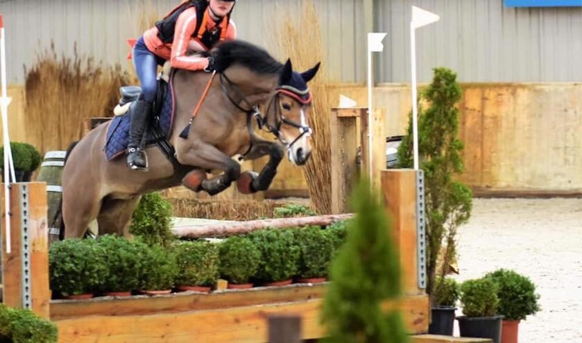 Indoor Cross, Joanne Neidhöfer met haar pony Charmeur