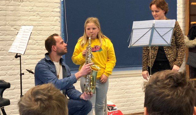 Muziekvereniging Eensgezindheid bezoekt basisscholen.