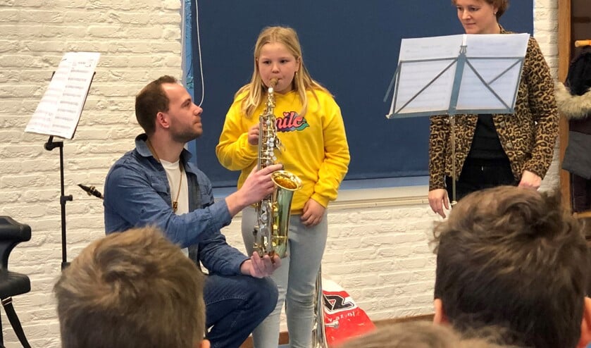 Muziekvereniging Eensgezindheid bezoekt basisscholen.