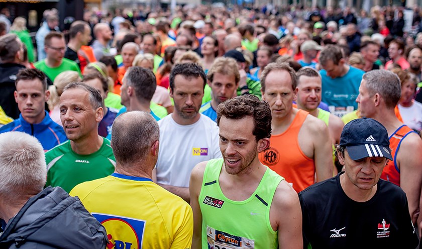 Deelnemers aan de Heerhugowaard Cityrun staan klaar bij de start.