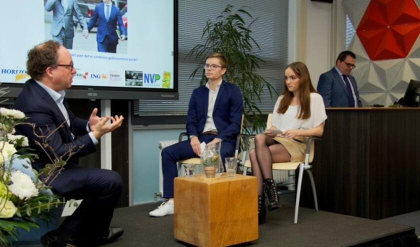 Minister Wouter Koolmees in gesprek met studenten Jerry Dust en Djamilla Vonk.
