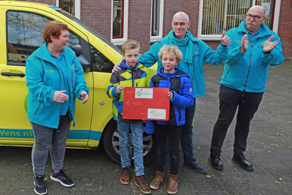 Joep en Marniq uit groep 5/6 overhandigen de donatie.