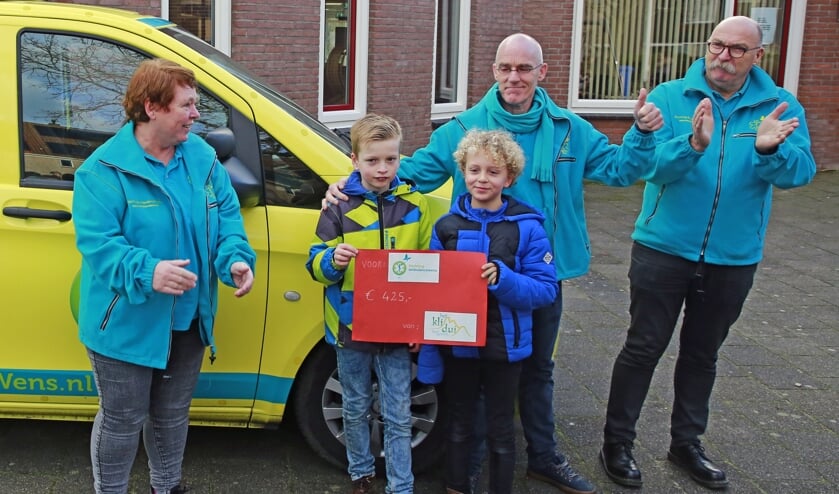 Joep en Marniq uit groep 5/6 overhandigen de donatie.
