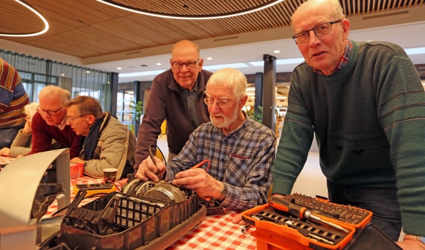 De reparateurs hadden het vorige week druk. Mensen kwamen met een broodmachine, stofzuigers en koffie apparaten langs.