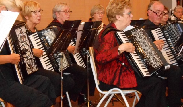 Gezellig met z'n allen accordeon spelen.