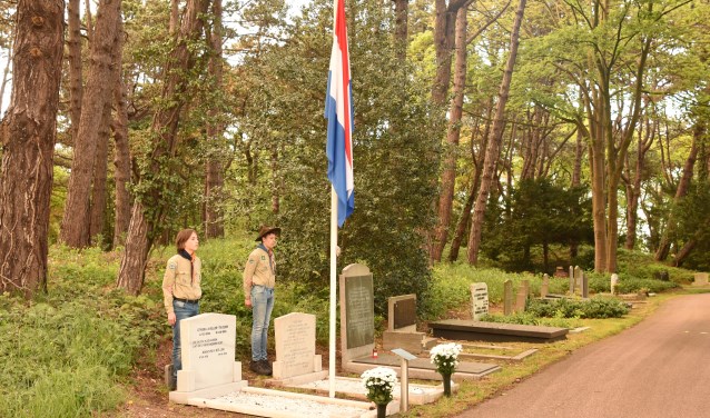 Op 4 mei maken Beverwijkse scouts hun opwachting bij de oorlogsgraven op Duinrust.