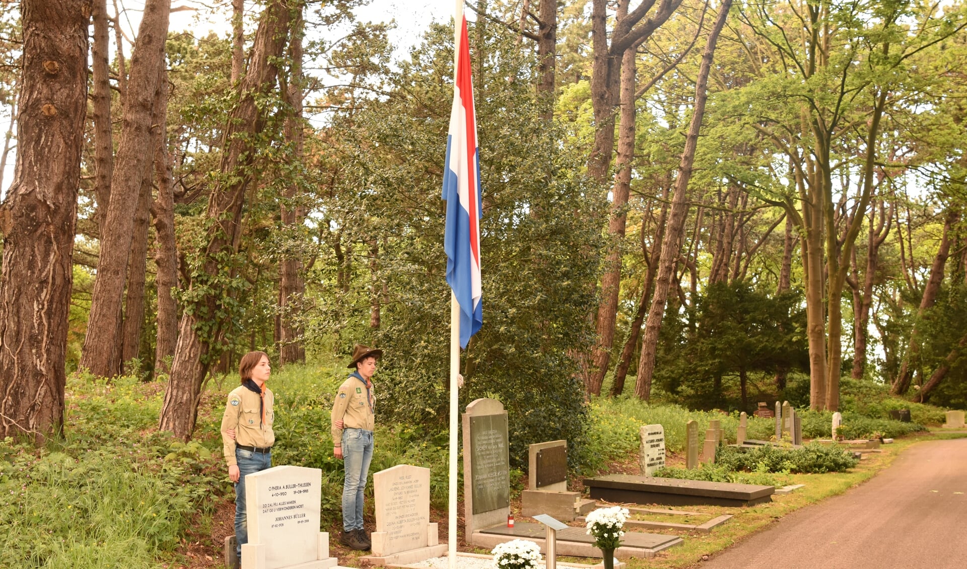 Op 4 mei maken Beverwijkse scouts hun opwachting bij de oorlogsgraven op Duinrust. 