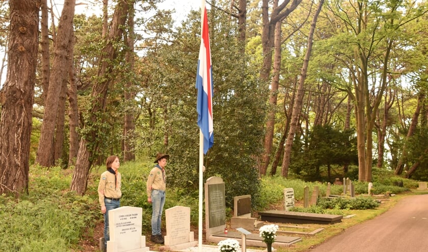 Op 4 mei maken Beverwijkse scouts hun opwachting bij de oorlogsgraven op Duinrust.
