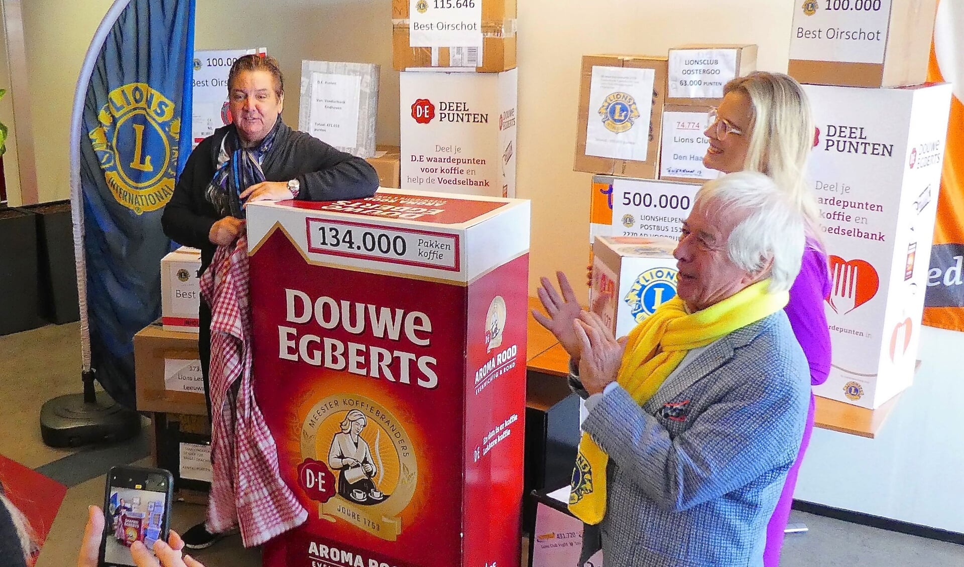 Namens de oer-Nederlandse koffiebrander mocht Ellen van der Linde maar liefst 134.000 pakken koffie aanbieden aan René Froger, ambassadeur van Voedselbanken Nederland.