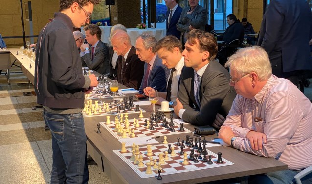 Fabiano Caruana tijdens de simultaan, aan het bord van Thierry Baudet.