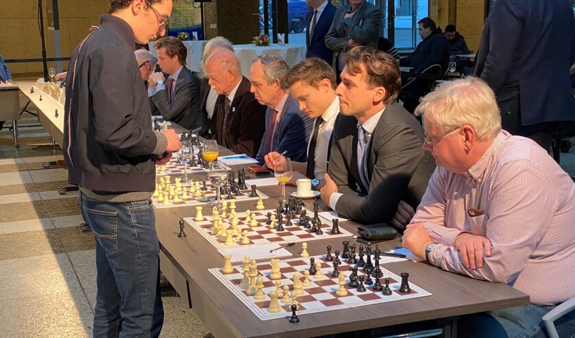 Fabiano Caruana tijdens de simultaan, aan het bord van Thierry Baudet.