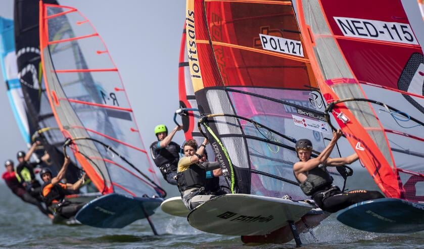 Windfoiling.