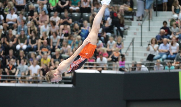 Jordy Mol in actie op de trampoline.