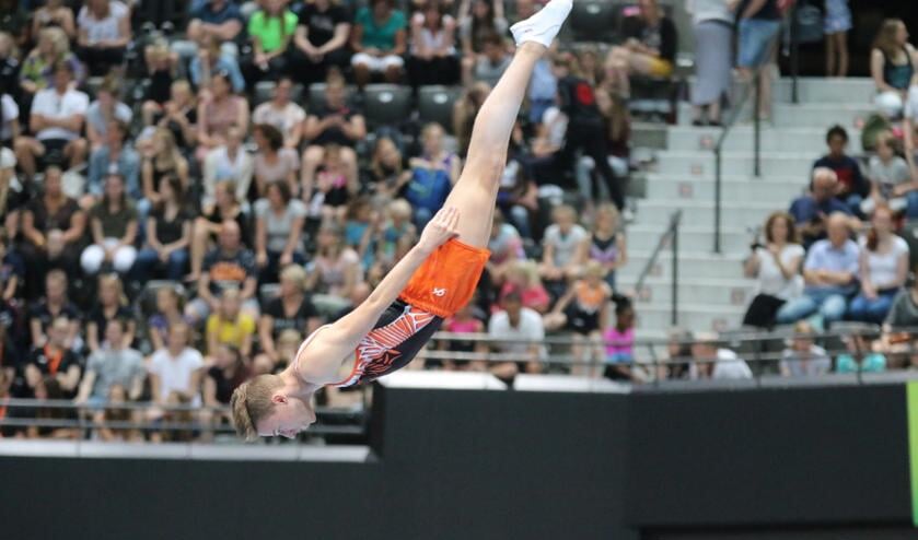 Jordy Mol in actie op de trampoline.
