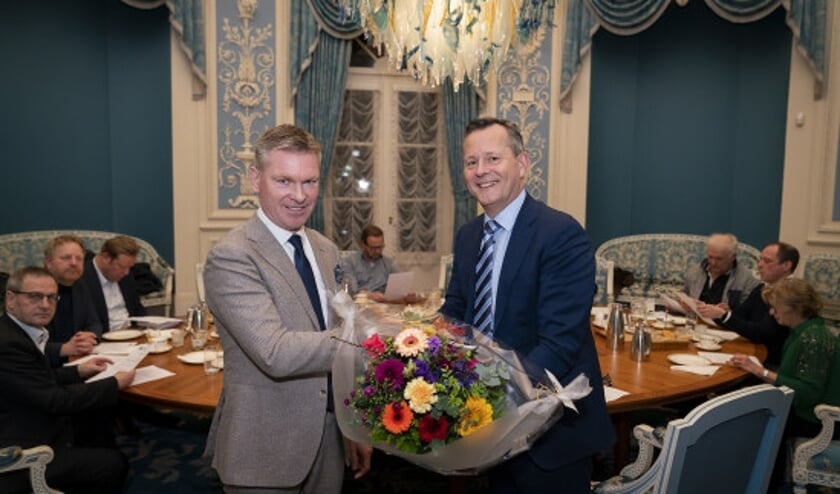 Rehwinkel (55) neemt tijdens benoeming bloemen in ontvangst.