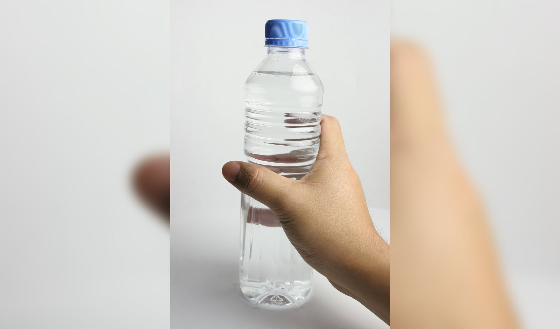 Eigenlijk zouden we dit met z'n allen niet meer moeten willen gebruiken: plastic flesjes. En als je het dan toch gebruikt, dan is recyclen een must. 