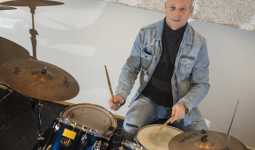 Fred Knijn achter een drumkit bij Artiance waar hij ooit les gaf.