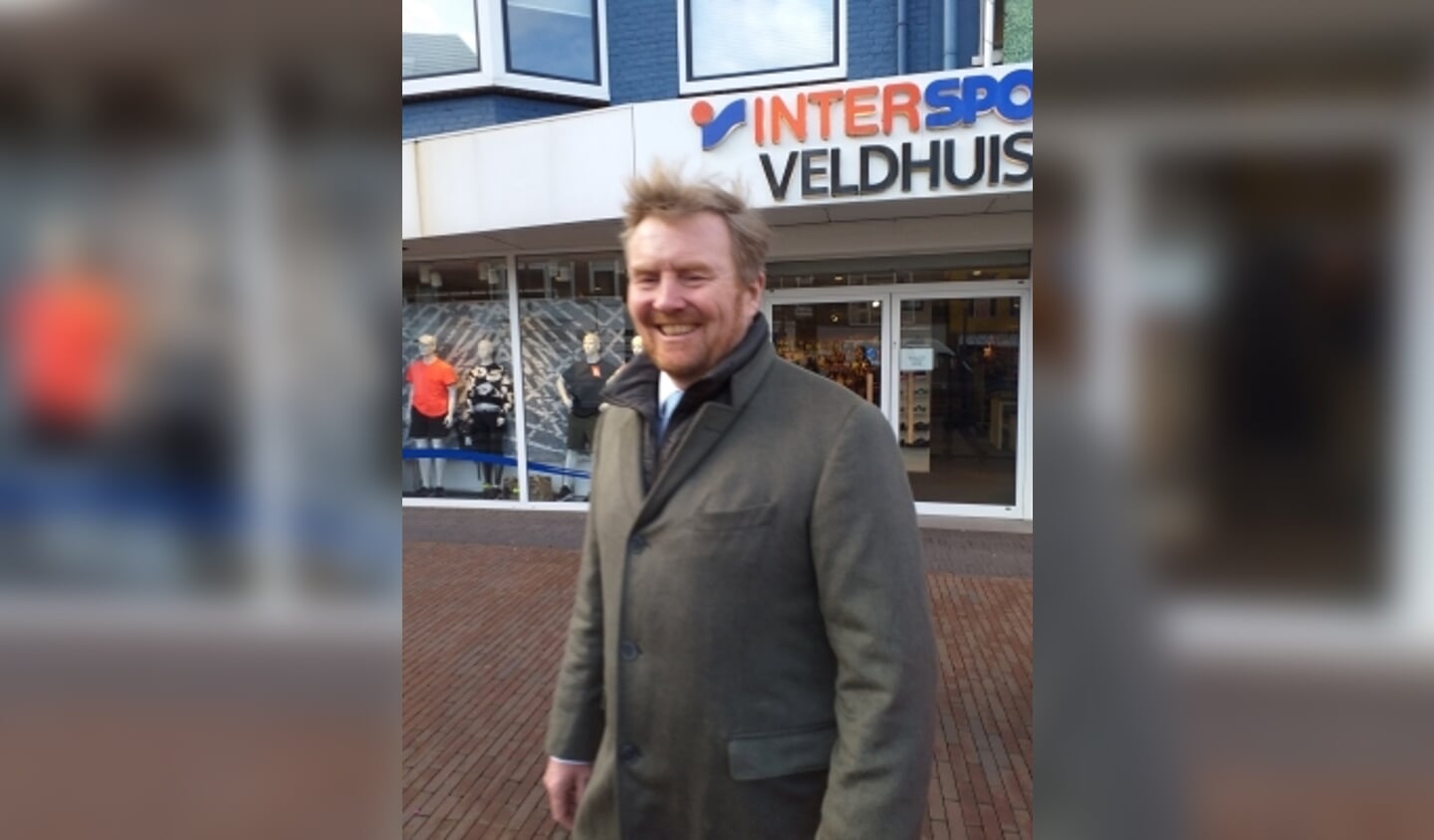 Willem-Alexander loopt op de Breestraat.