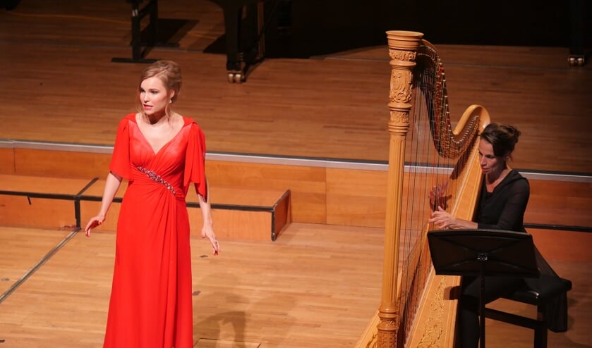 Jonge zangtalent Tess Marique Oostwouder en harpiste Colet Nierop.