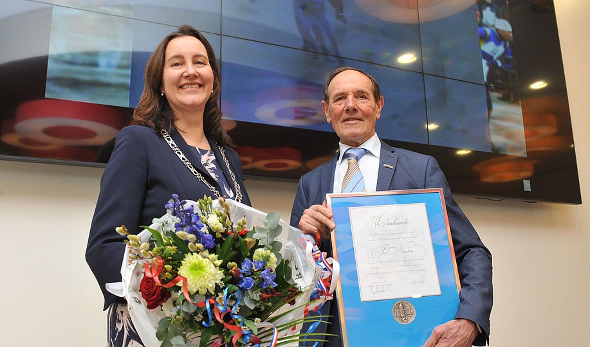 Jos Niesten heeft de erepenning van de gemeente Heemskerk ontvangen van burgemeester Mieke Baltus.