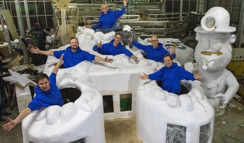 De Pilspiraten komen ook dit jaar weer met een mooie creatie op de proppen. Van boven naar beneden en van links naar rechts: Esther, Maarten, Richard, Edwin, Robin en Marijke.