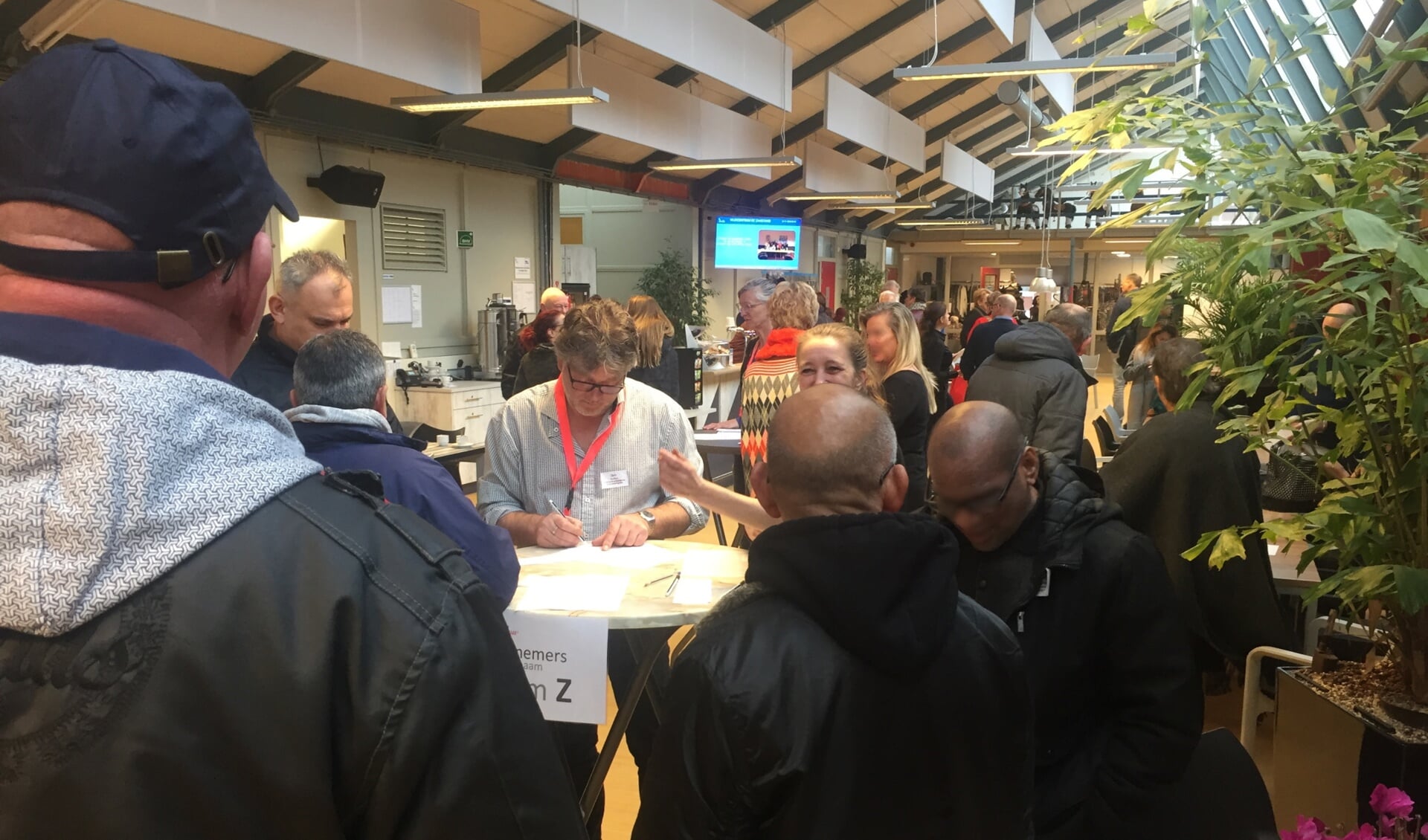 Maandelijks doen honderd werkzoekende vijftigplussers nieuwe energie en ideeën op bij Netwerkcafé Hoorn.