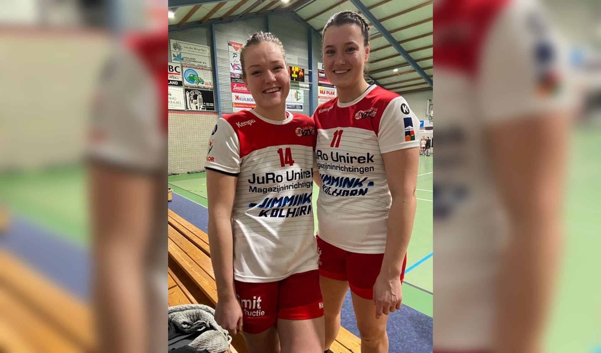 De zusjes Silvana en Dominique Koppe in het shirt van VZV uit 't Veld. 