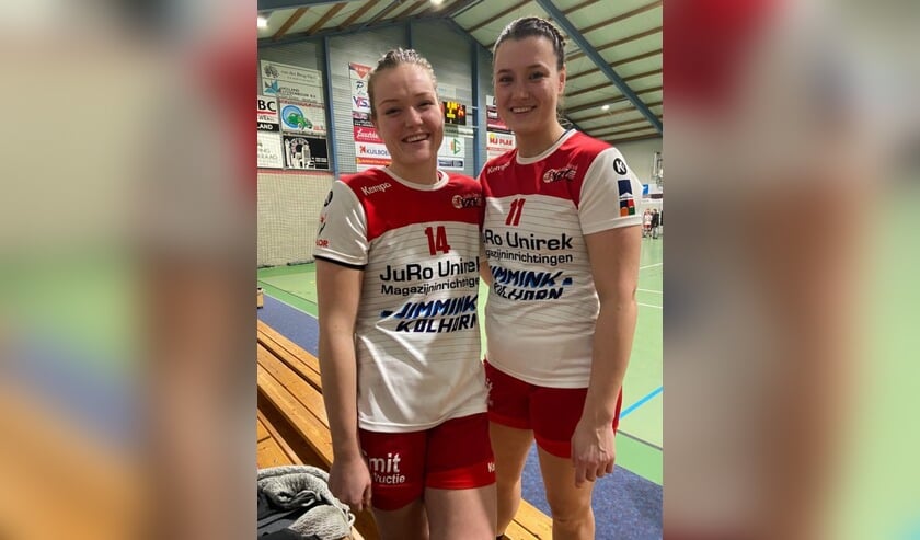 De zusjes Silvana en Dominique Koppe in het shirt van VZV uit 't Veld.