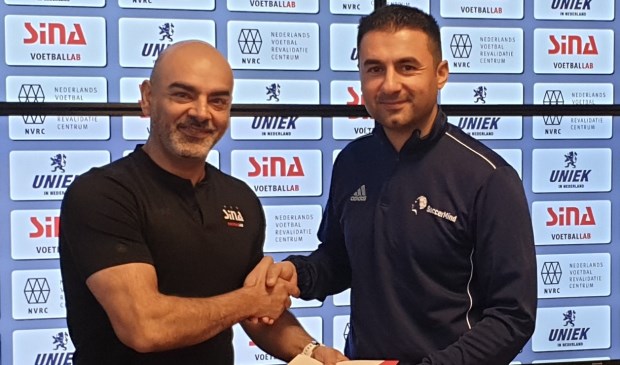 Van links naar rechts:
Siamak Azadi van SINA Voetballab en Cengiz Caglar van SoccerMind.